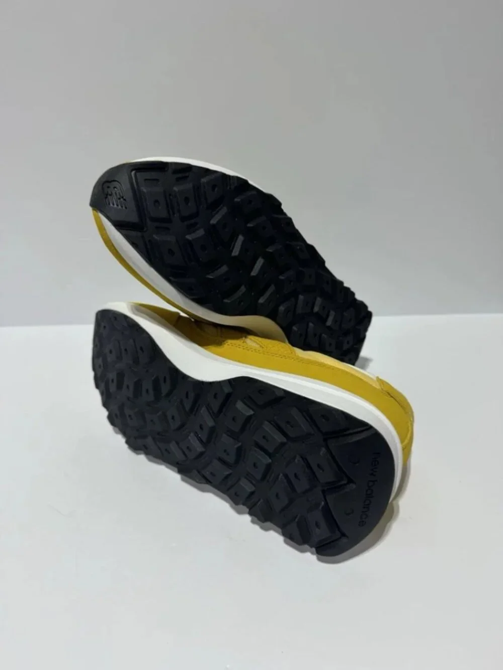 New Balance Womens 370 Running Shoes Yellow Size 9.5D